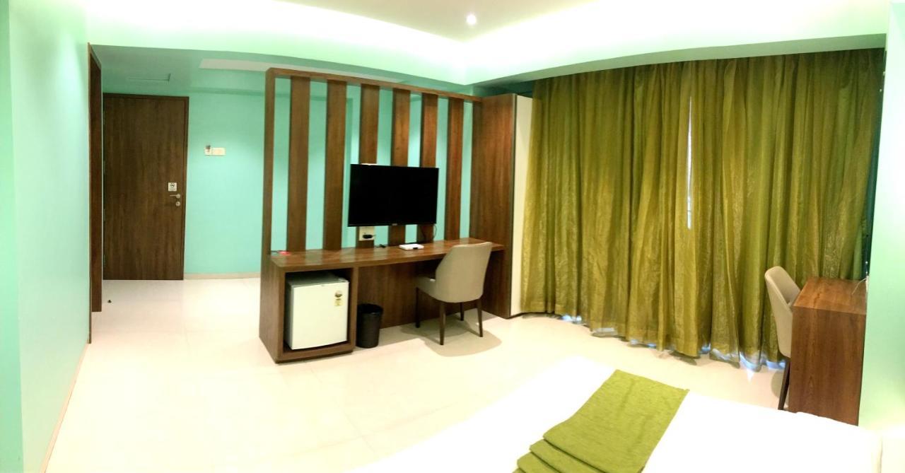 Hotel Seven Oaks Navi Mumbai Exterior photo